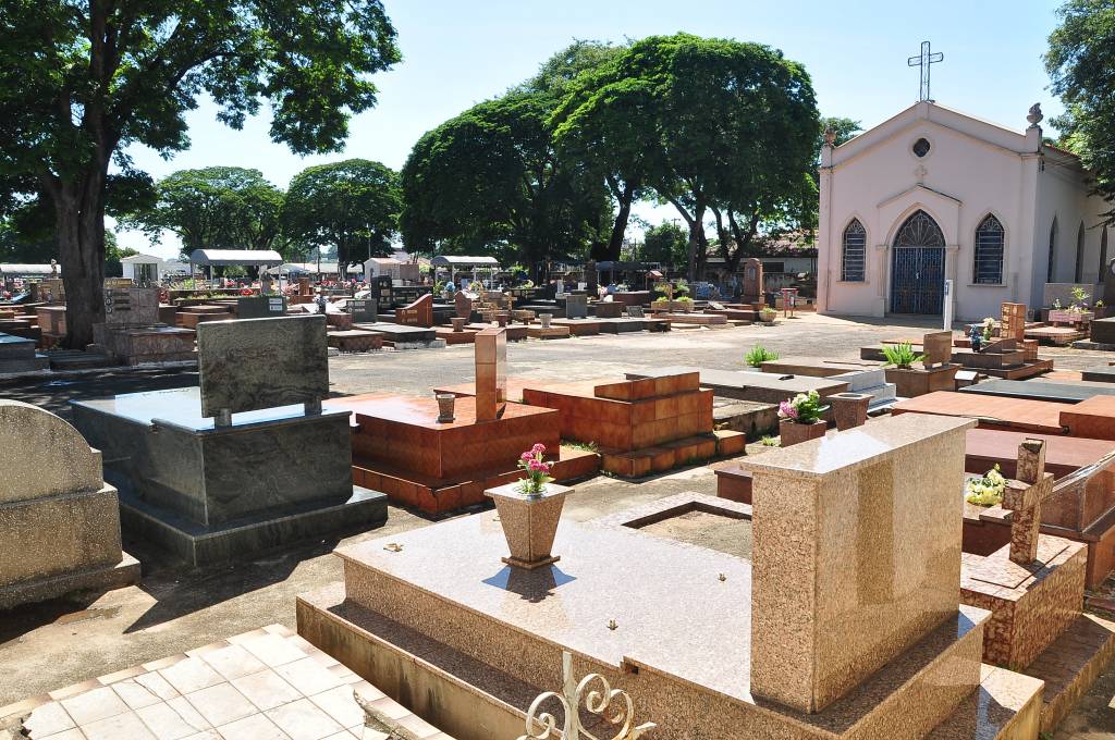 Cemitérios da região abrem para Dia dos Pais
