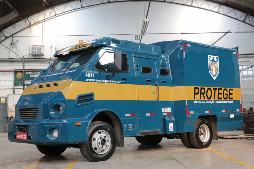 Carro-forte é alvejado por bandidos na Rodovia Luiz de Queiroz