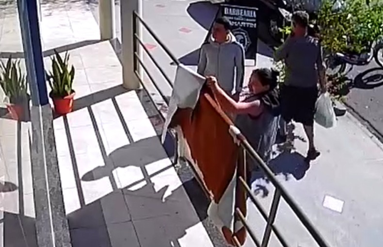 Casal furta tapete que secava em frente a comércio de Jaguariúna