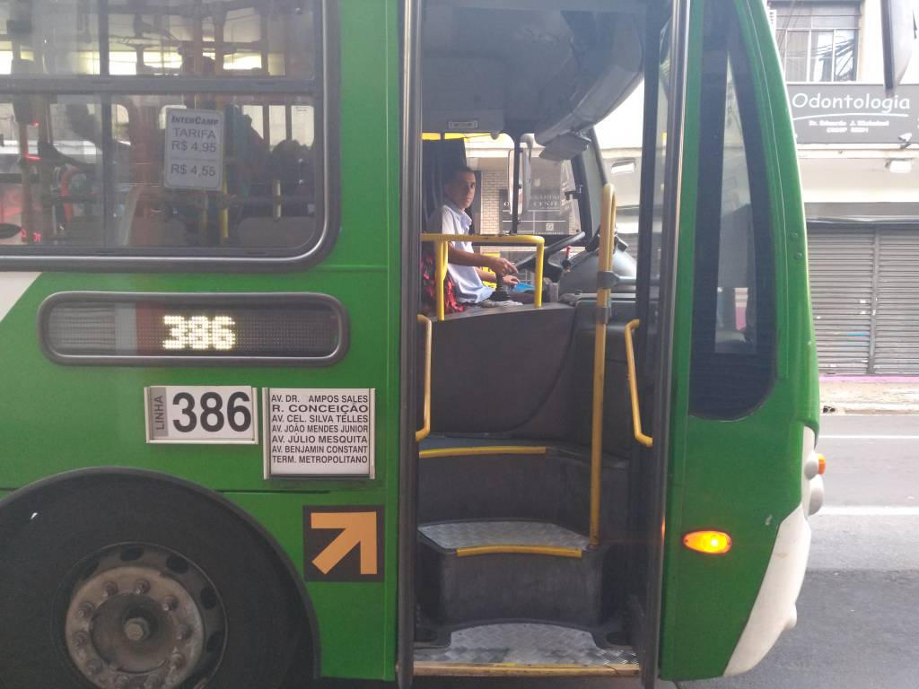 Idoso fica ferido após ser atropelado por ônibus na John Boyd Dunlop