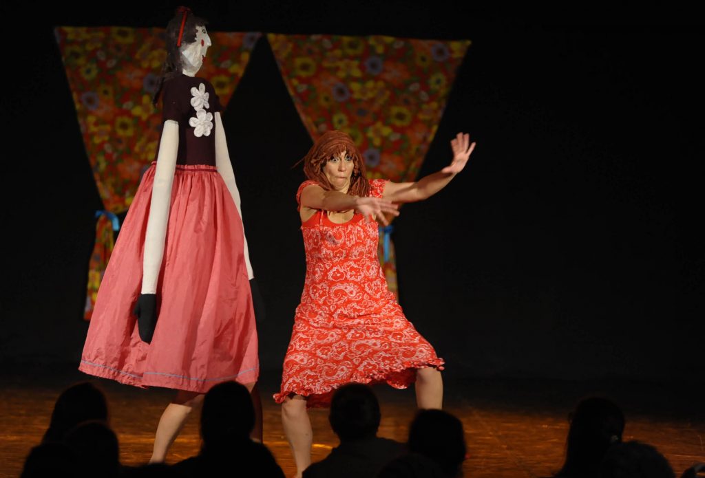 Cia Tugudum apresenta dança contemporânea e teatro de bonecos neste sábado
