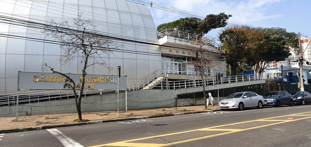 Vereadores independentes acusam base do governo de votar projetos priorizando interesses políticos