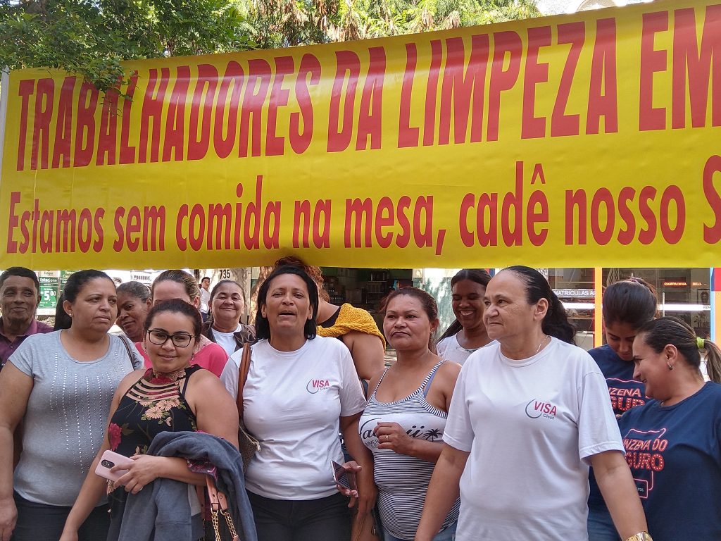 Funcionárias de empresa responsável pela limpeza nas agências do Bradesco em Campinas cruzam os braços por falta de pagamento