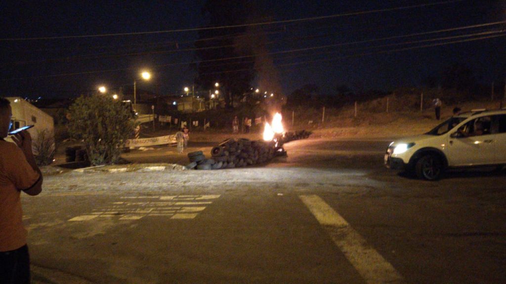 Moradores da Vila Vitória, em Campinas, realizam protesto com fechamento de vias