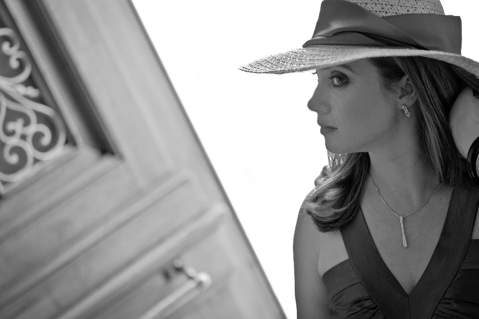 Jucilene Buosi  apresenta seu novo show no Rabeca Cultural