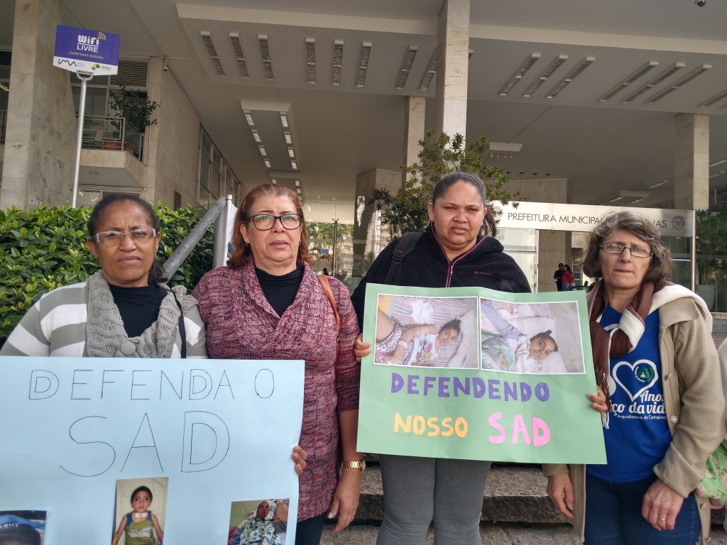 Famílias protestam contra descontinuidade do serviço de atendimento domiciliar da saúde