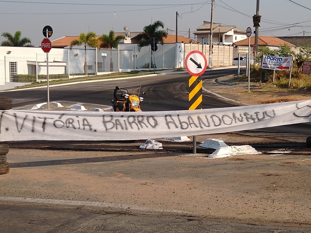 Moradores do Vila Vitória fazem protesto pela falta de pavimentação do bairro