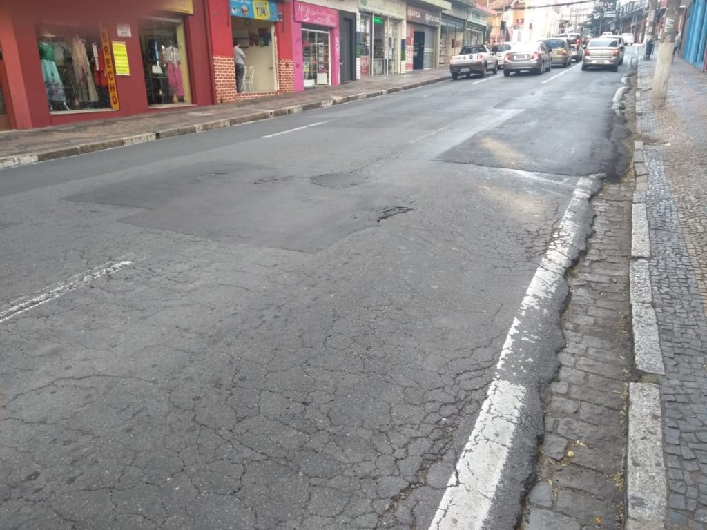 Decreto em Campinas vai padronizar reparos em vias e fiação em postes