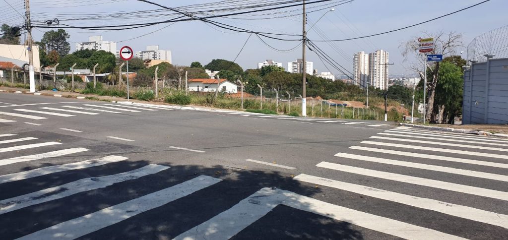 Acidentes continuam após mudança no tráfego no bairro bairro Santa Cândida, em Campinas