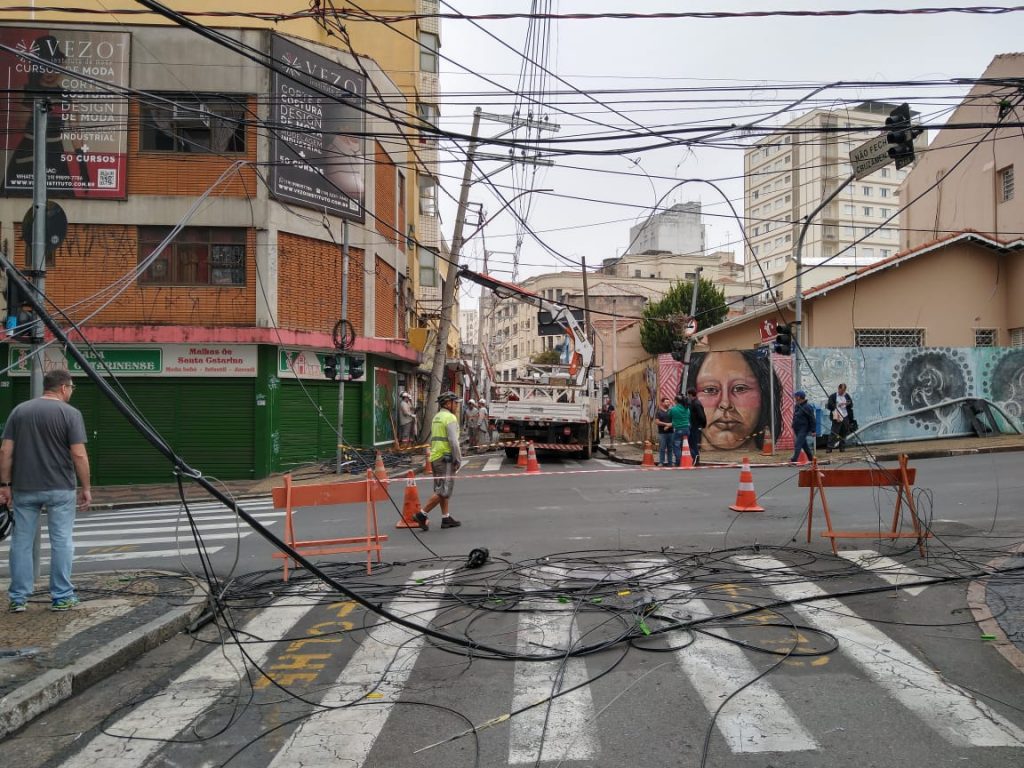 Carreta arrasta postes, semáforos e fiação no centro de Campinas