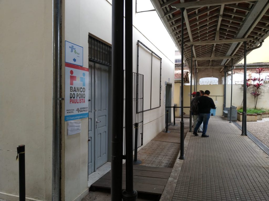 Trabalhadores enfrentam crise e pandemia por vagas