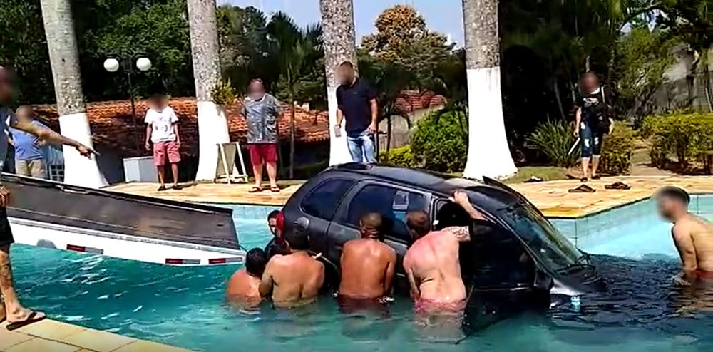 Aniversariante de 83 anos cai com carro dentro de piscina, em Vinhedo