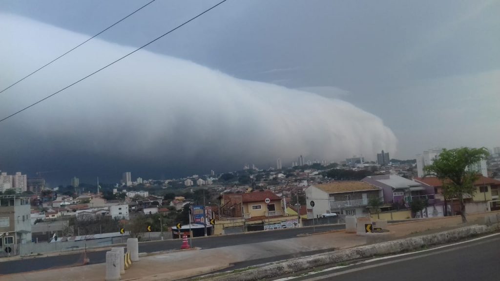 Nuvem gigante assusta moradores da região de Campinas 