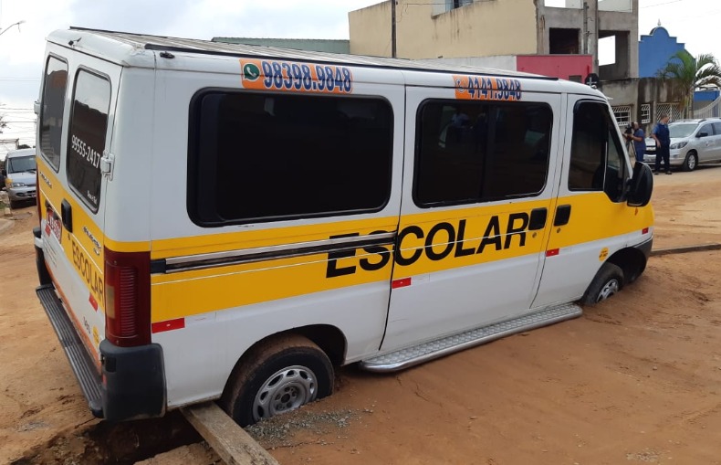 Veículo escolar afunda em buraco na Vila Vitória, em Campinas