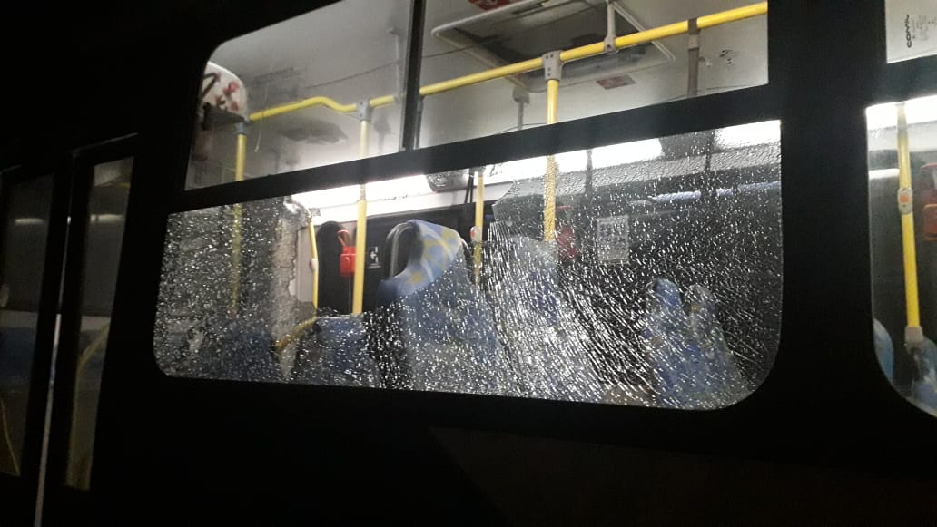 Passageiro fica ferido após vândalo atirar pedra em ônibus, em Campinas