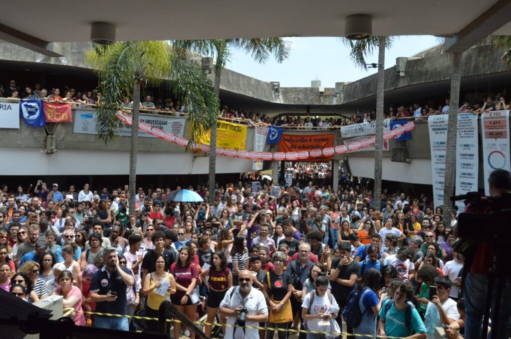 Unicamp faz moção contra cortes em ato histórico