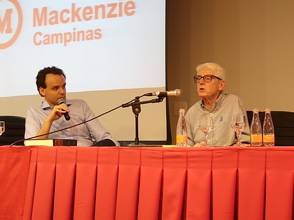 A  possibilidade do impeachment de Donald Trump é debatida em Campinas