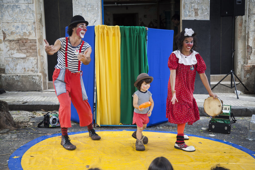 Praça do Coco vira picadeiro para  roda de palhaços