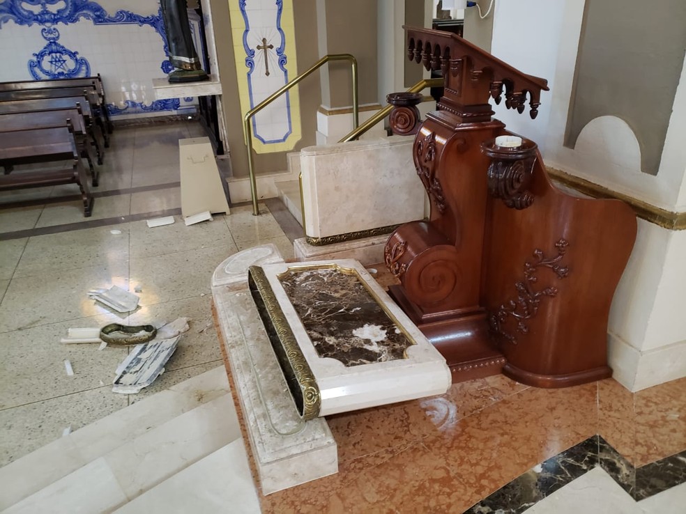 Homem é preso após quebrar móveis na Catedral de Limeira