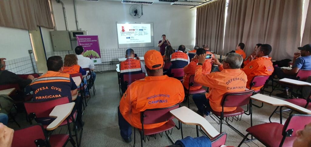 Defesa Civil capacita assistentes sociais sobre riscos da época das chuvas