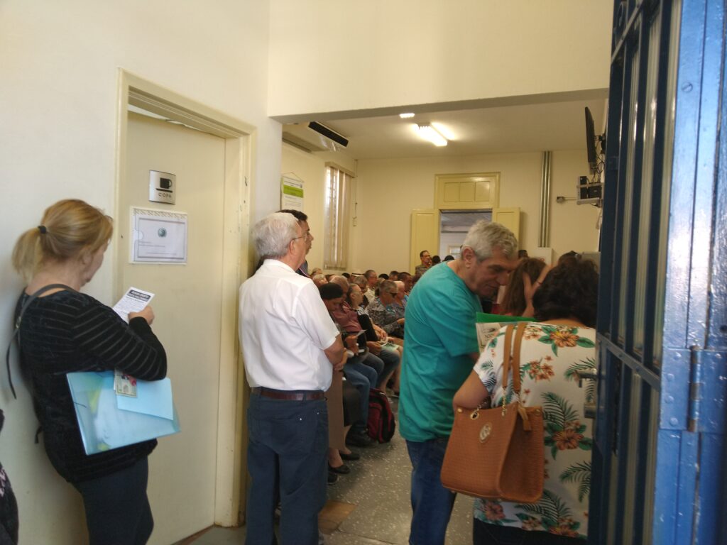 Paciente espera por até quatro horas na Farmácia de Alto Custo