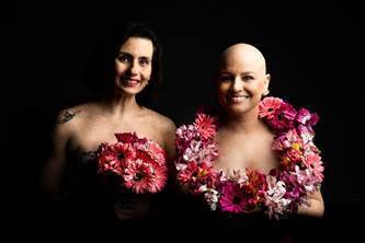 Corredoras de grupo posam para campanha sobre câncer de mama