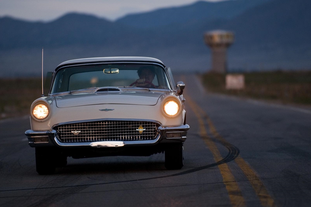 Os faróis acesos no carro