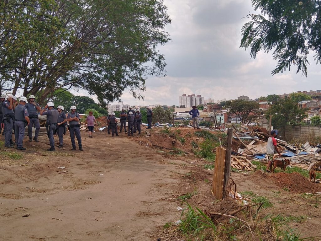 PM retira famílias de área no Jardim Monte Cristo