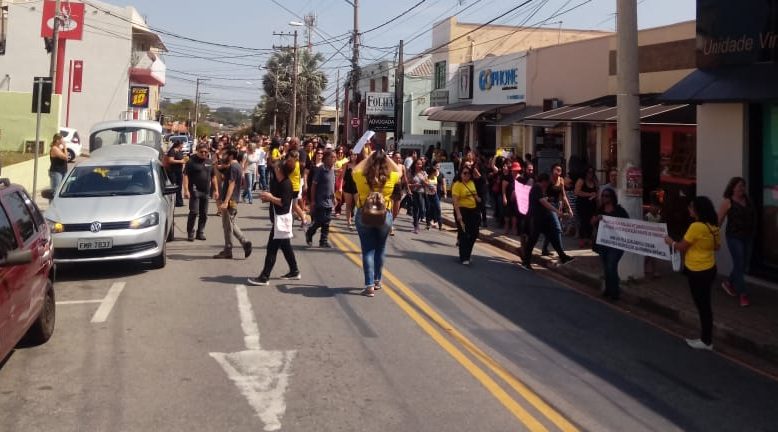 Educadores do ensino infantil protestam em Vinhedo