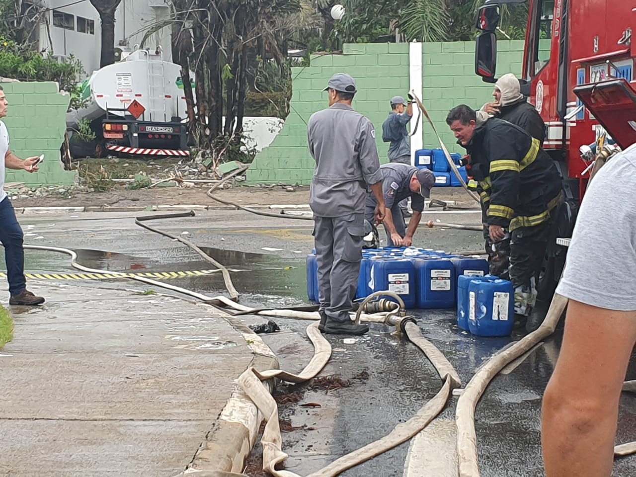 Caminhão-tanque invade hotel e incêndio mata uma pessoa