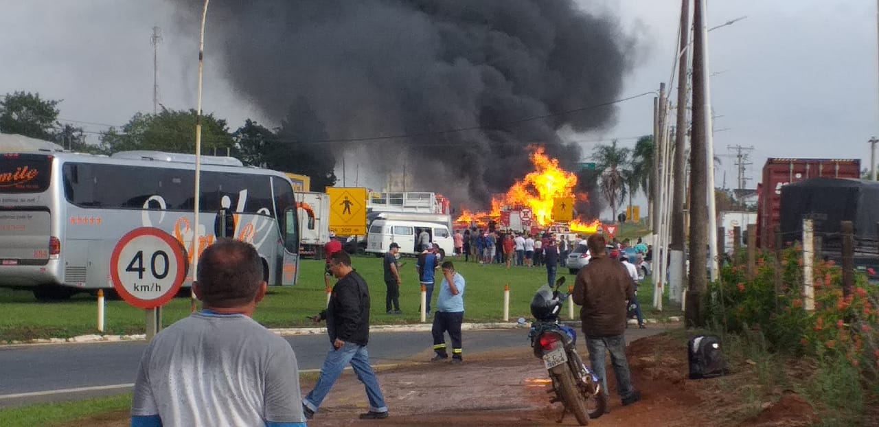 Caminhões pegam fogo e interditam Anhanguera em Limeira