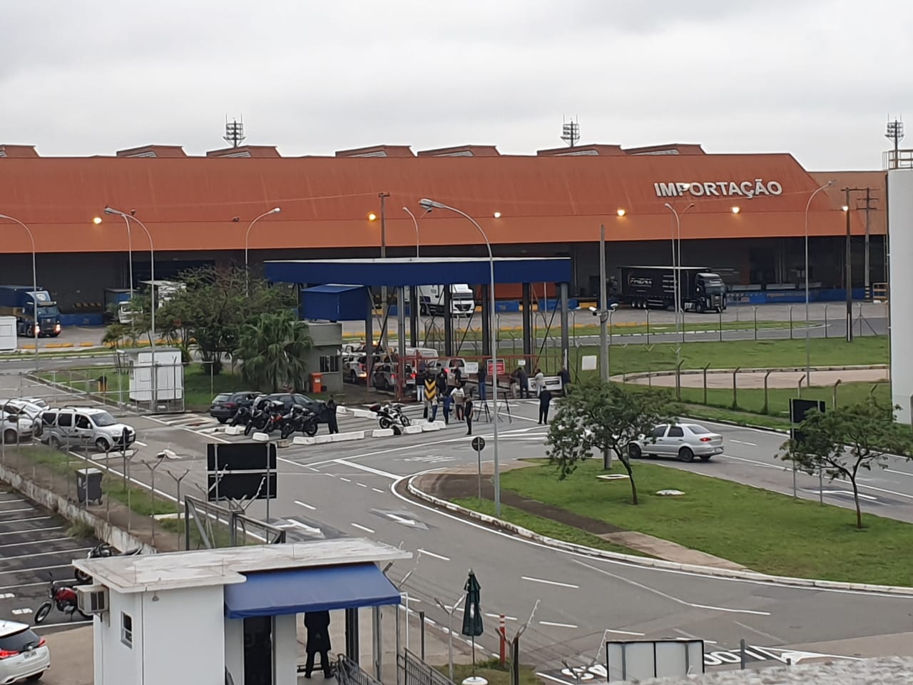 Corpo de Gugu chega em Viracopos e segue para velório