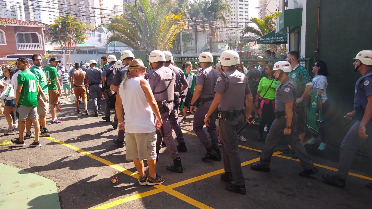 Vídeo: chegada do Guarani tem confronto entre torcedores e PM