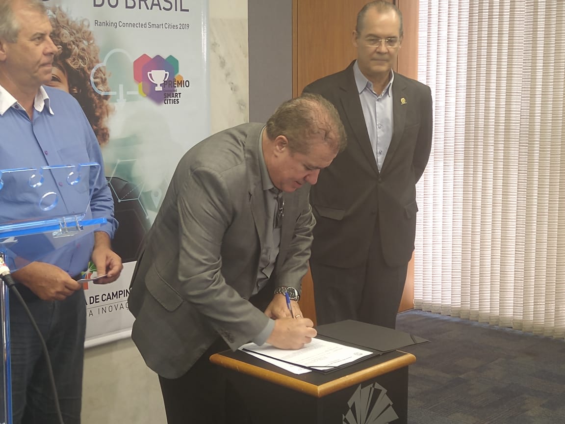 Jonas sanciona lei que suspende reajuste de IPTU em 2020