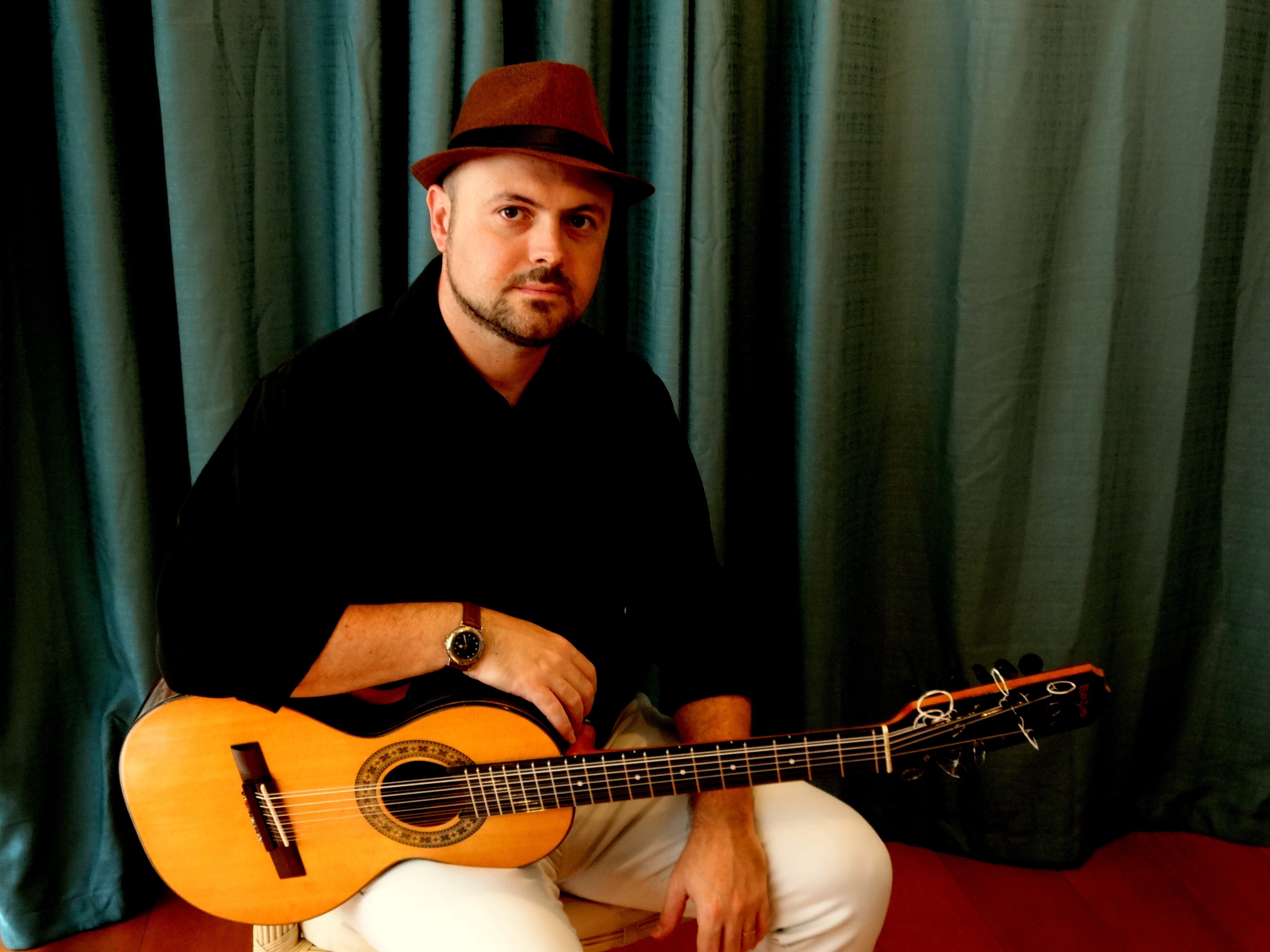 Junior da Violla faz show com viola colonial brasileira no Sesc