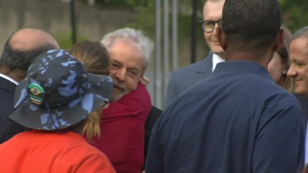 Lula deixa a prisão e discursa para apoiadores em Curitiba