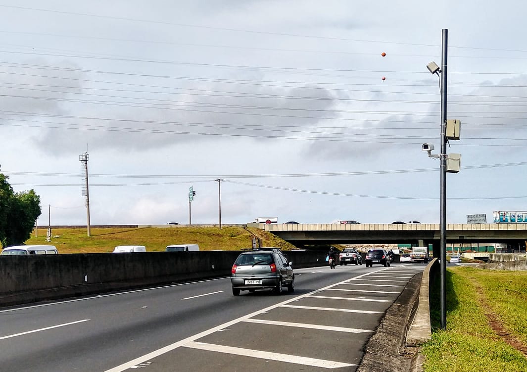 Carro para na Rod. Santos Dumont e é atingido na traseira; três ficaram feridas