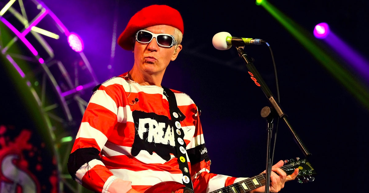 O músico Captain Sensible   a frente da cena punk e do rap na Inglaterra.