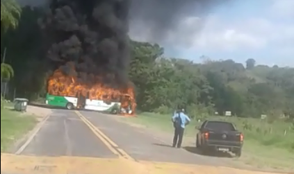 Ônibus pega fogo e fica destruído em Joaquim Egídio