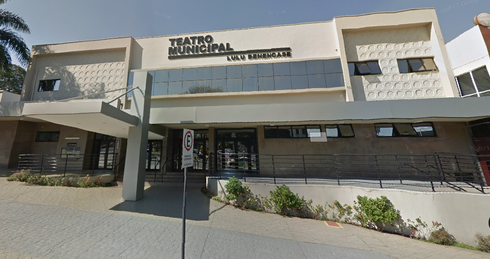 Palco de teatro em Americana cede e cinco ficam feridos