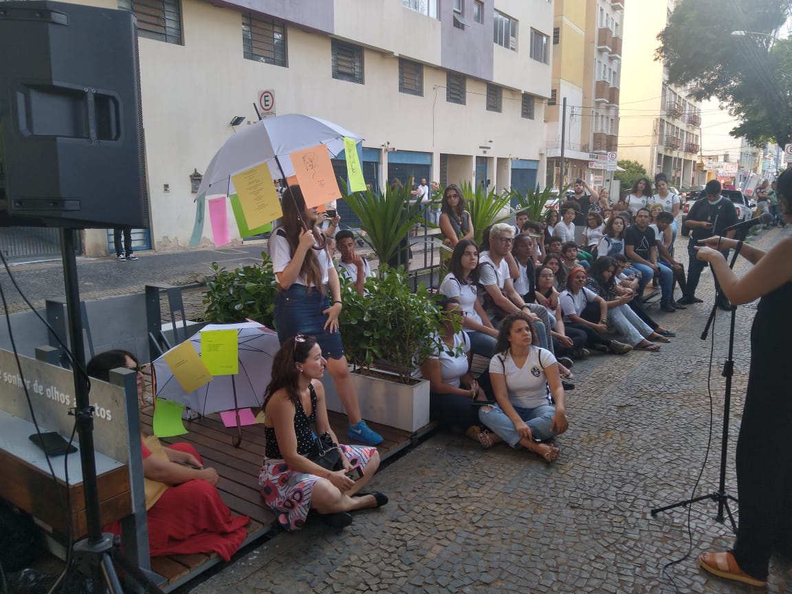 Parklet na Rua Culto à Ciência tem biblioteca ao ar livre