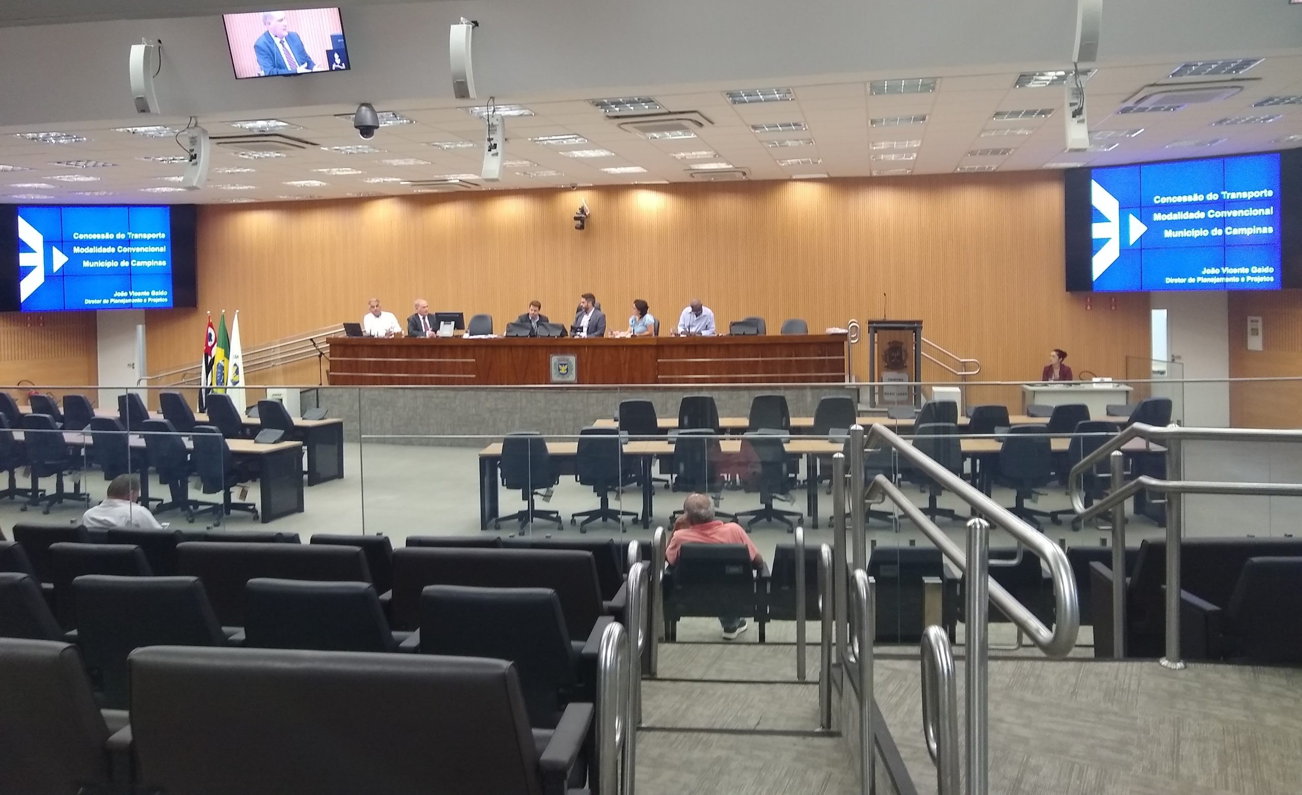 Emdec esclarece licitação do transporte para plenário vazio