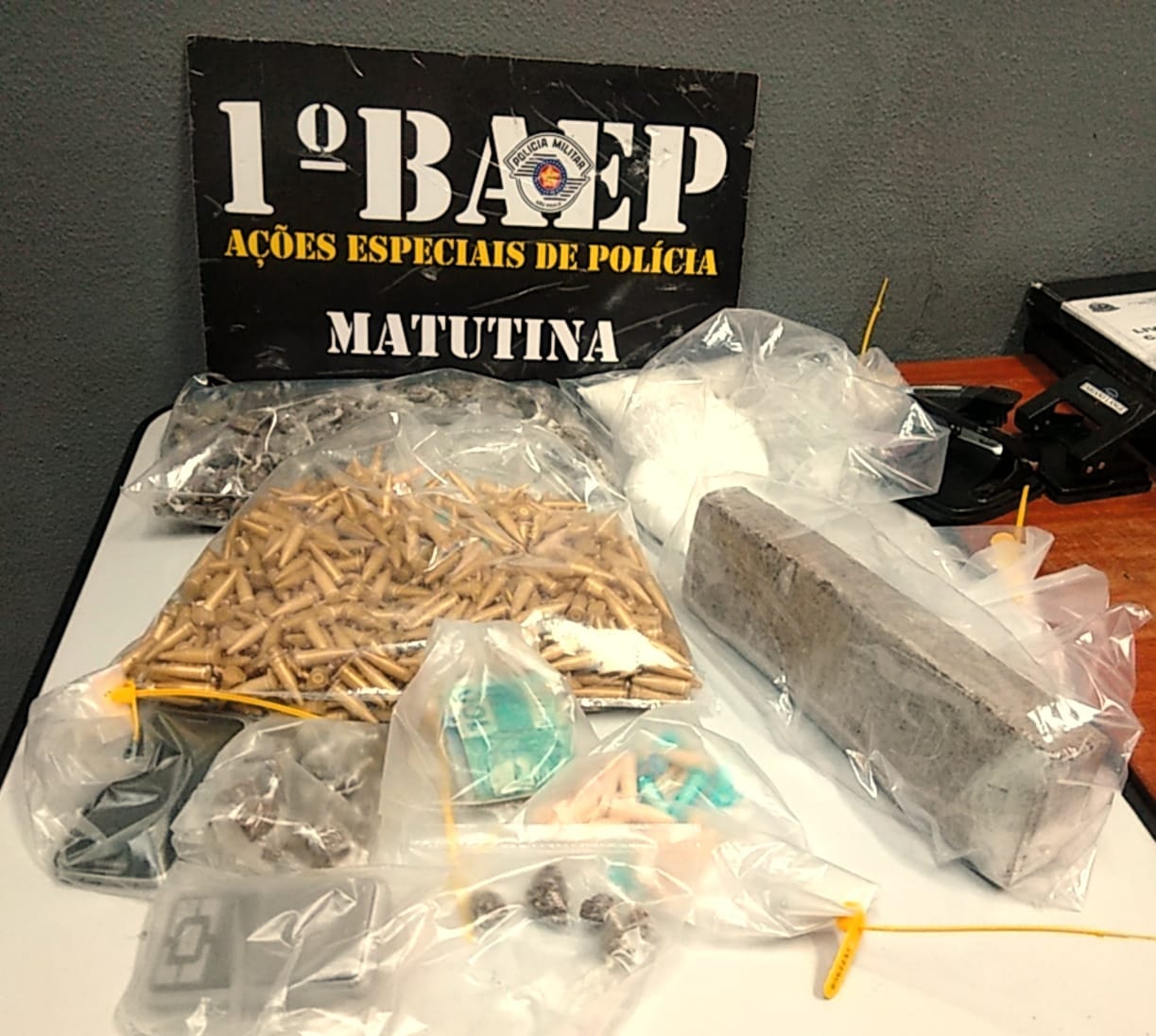 Traficante recebe ligação de preso ao ser abordado pela PM