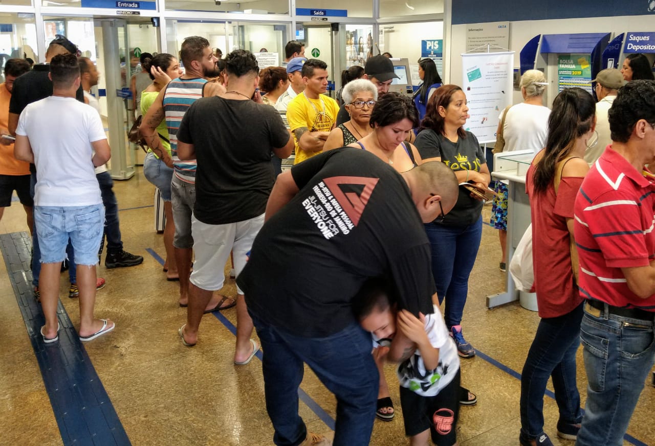 Bancos ficam lotados no último dia de expediente do ano