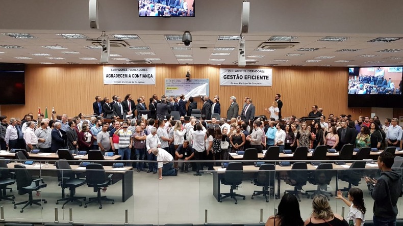 Com festa, câmara devolve R$ 31 milhões ao Executivo