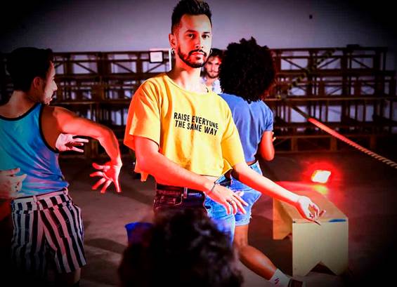 Espetáculo teatral humaniza personagens marginalizados