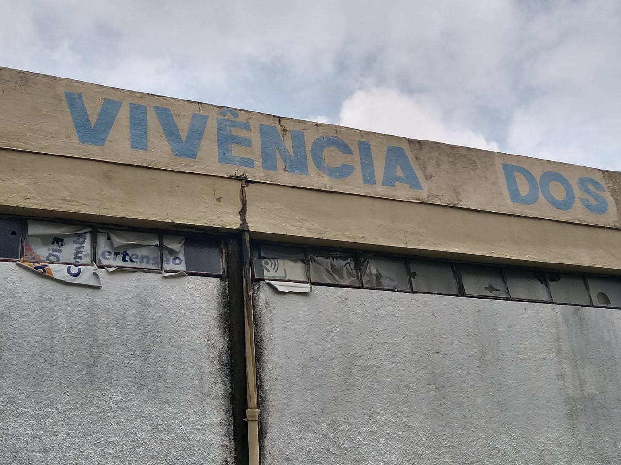 Ginásio tem janelas quebradas cobertas por lona