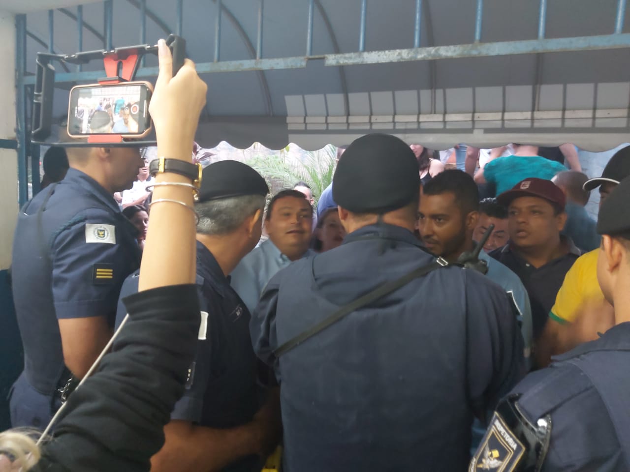 Justiça suspende consulta popular sobre escola cívico-militar