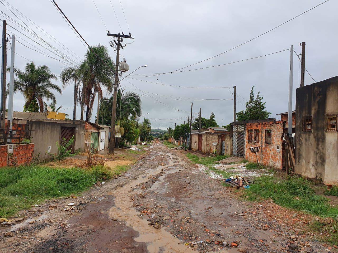 Chuva e barro limitam ônibus no Jardim Itaguaçu
