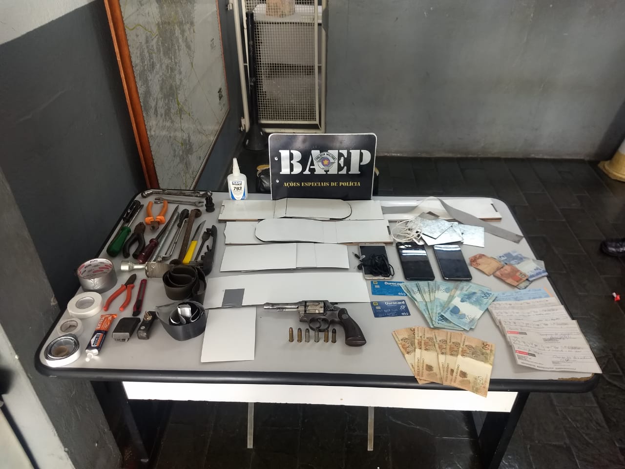 Quatro são presos por furto em agência bancária